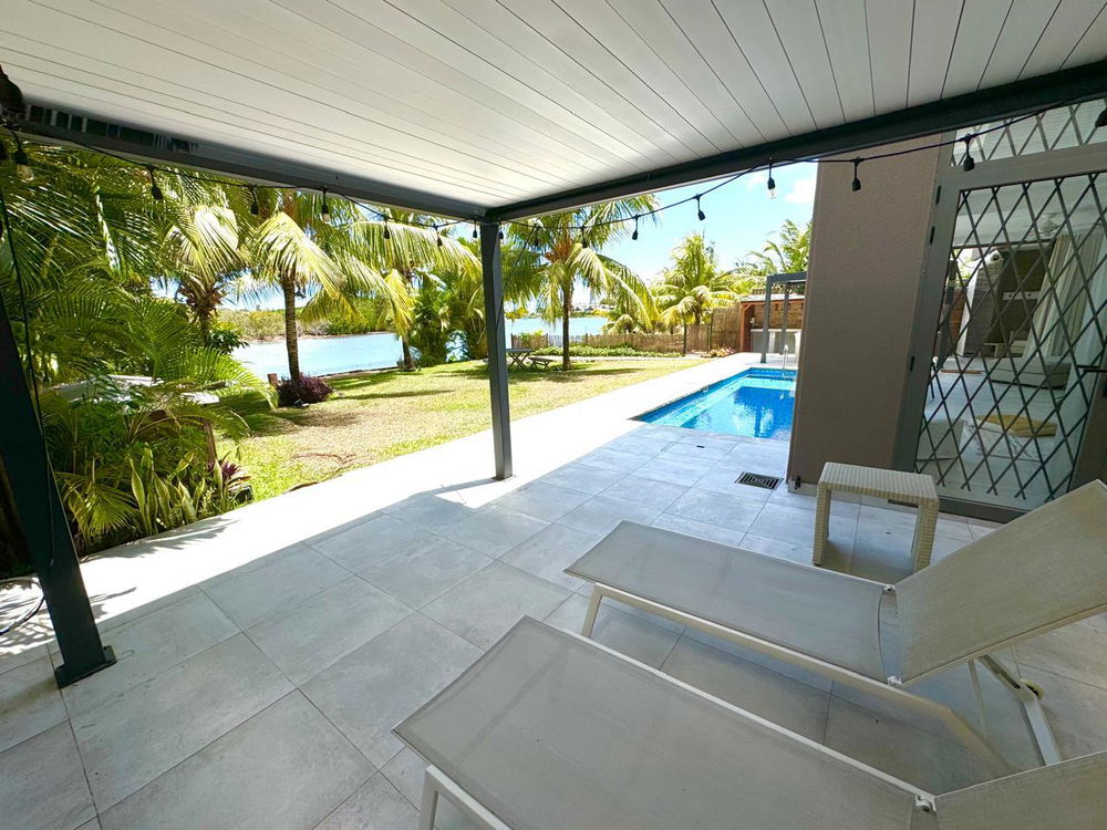 Luxury 4-bedroom villa with direct sea access for sale in Rivière Noire, Mauritius 39183979