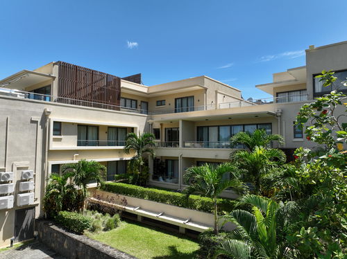Ocean Legend : beach-access apartment on the west coast of Mauritius 405432616