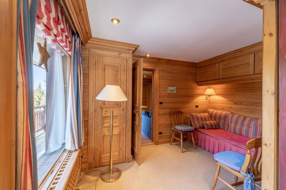 For sale: exceptional property jewels. 4104470010