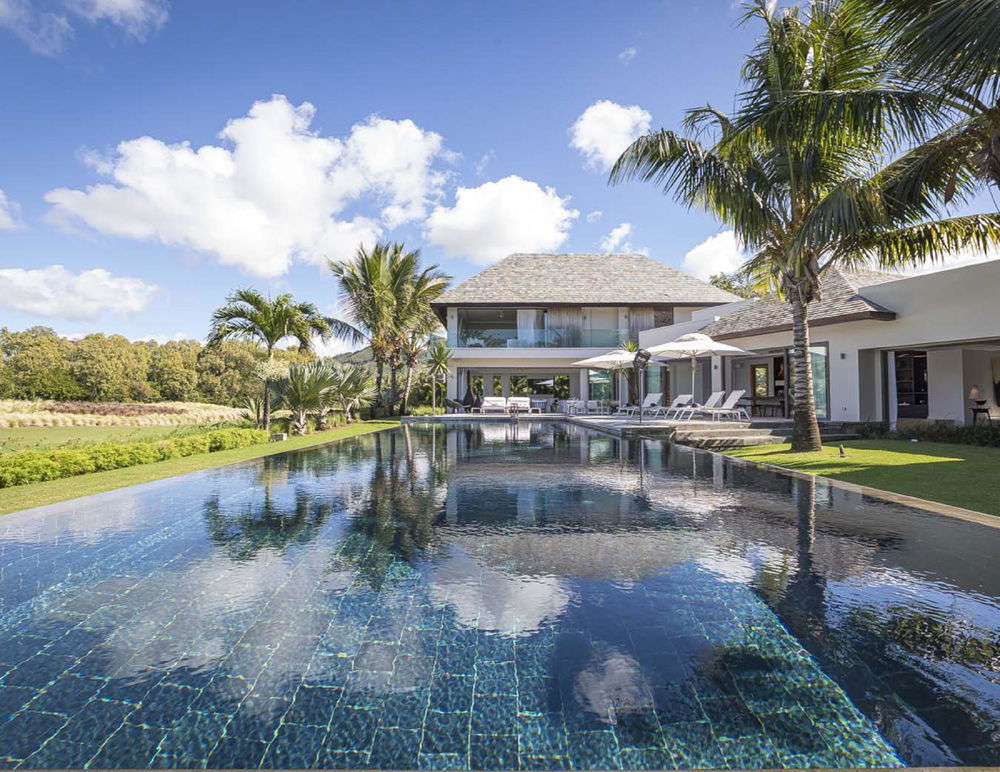 Invest in this superb luxury villa with golf and sea views in eastern Mauritius 4224901094