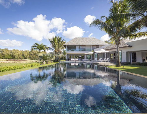 Invest in this superb luxury villa with golf and sea views in eastern Mauritius 4224901094