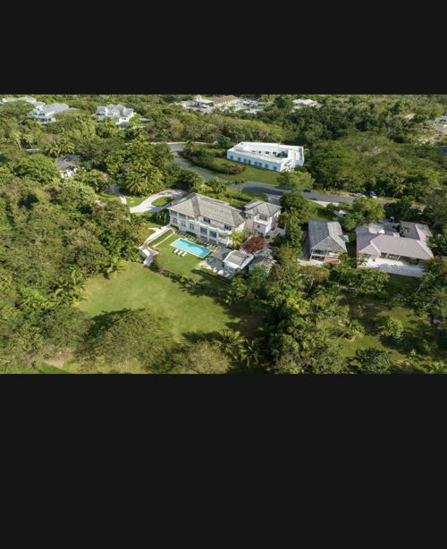 A villa for sale in Lyford Cay with pool and golf access 4232827014