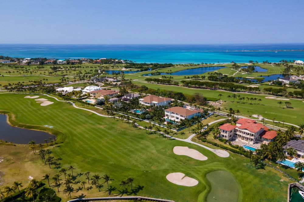 Invest in modern elegance with this dream home on the golf course. 4263145458