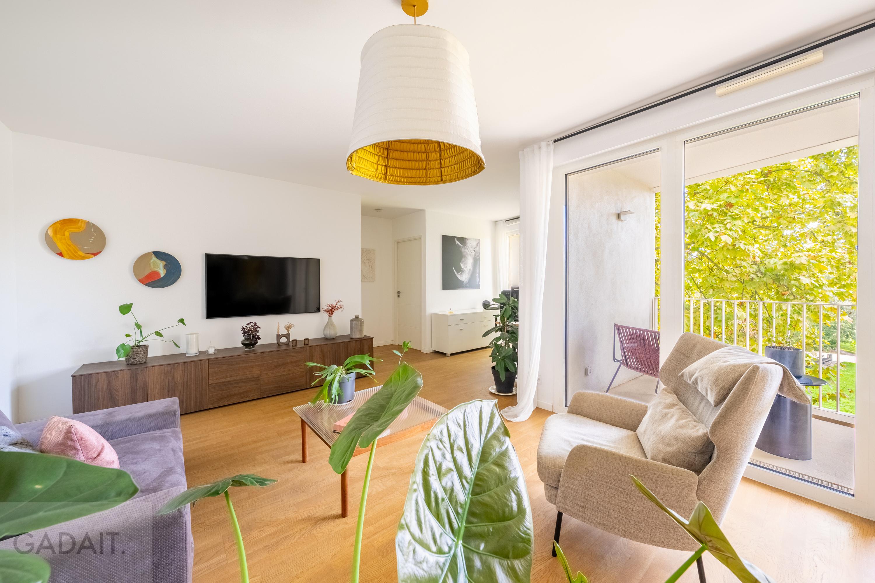 Bright and Contemporary Apartment with High Rental Potential on Bordeaux’s Prestigious Riverside 458559950