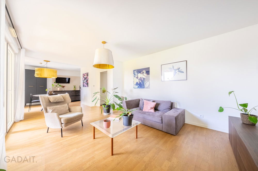 Bright and Contemporary Apartment with High Rental Potential on Bordeaux’s Prestigious Riverside 458559950