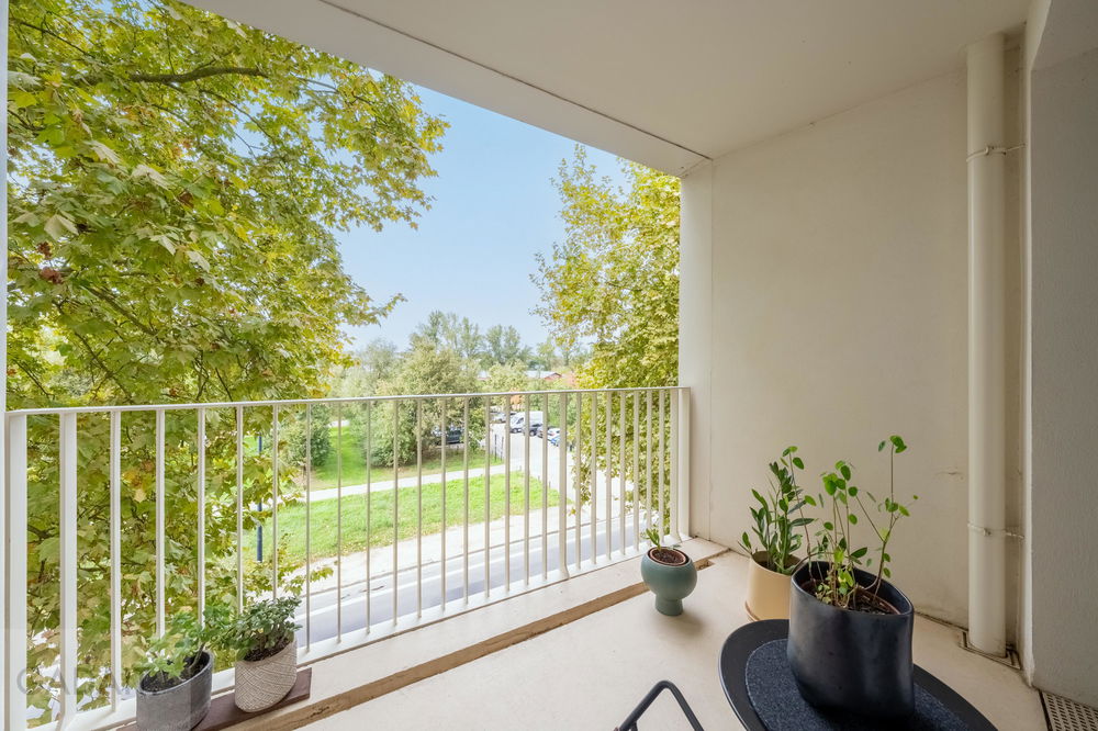 Bright and Contemporary Apartment with High Rental Potential on Bordeaux’s Prestigious Riverside 458559950