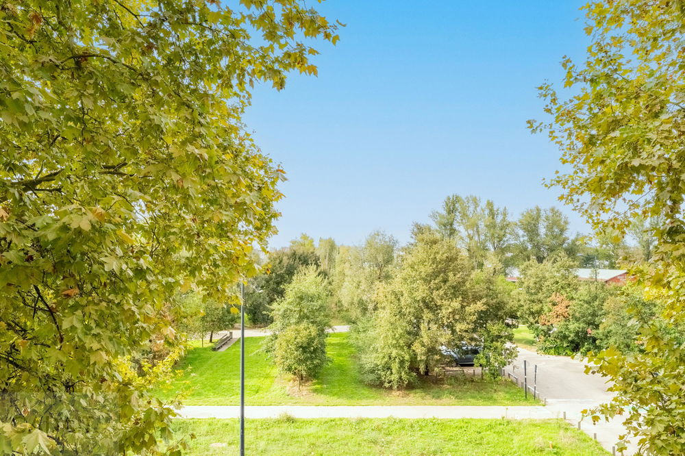 Bright and Contemporary Apartment with High Rental Potential on Bordeaux’s Prestigious Riverside 458559950