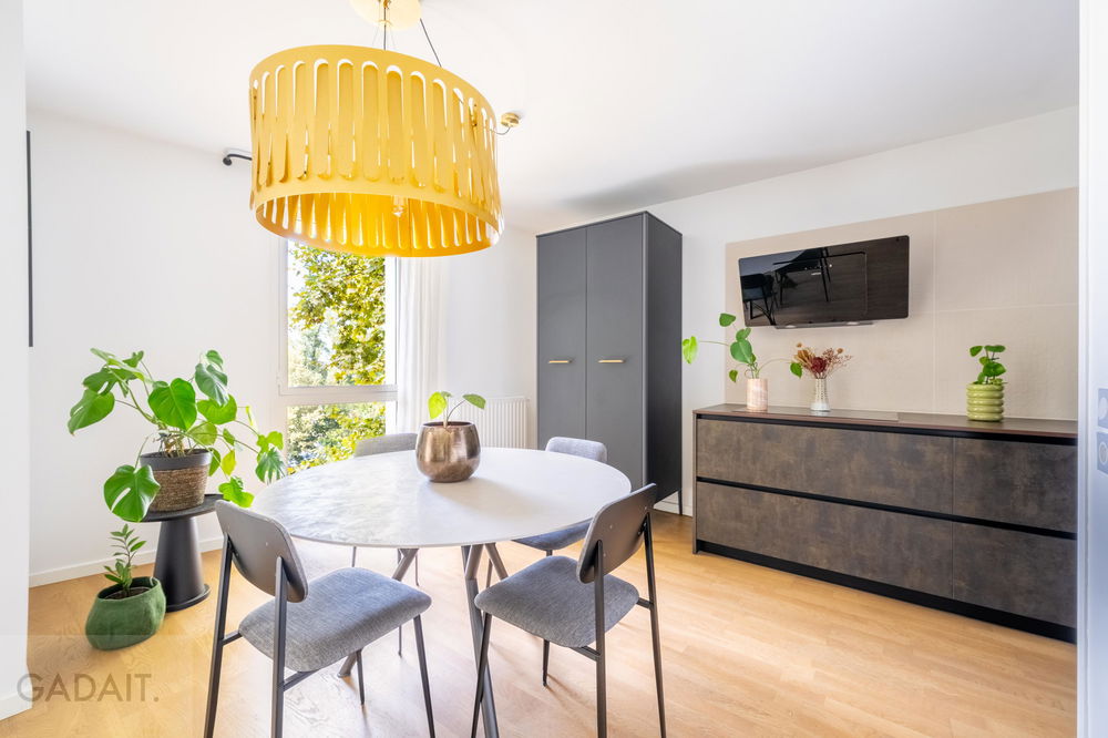 Bright and Contemporary Apartment with High Rental Potential on Bordeaux’s Prestigious Riverside 458559950