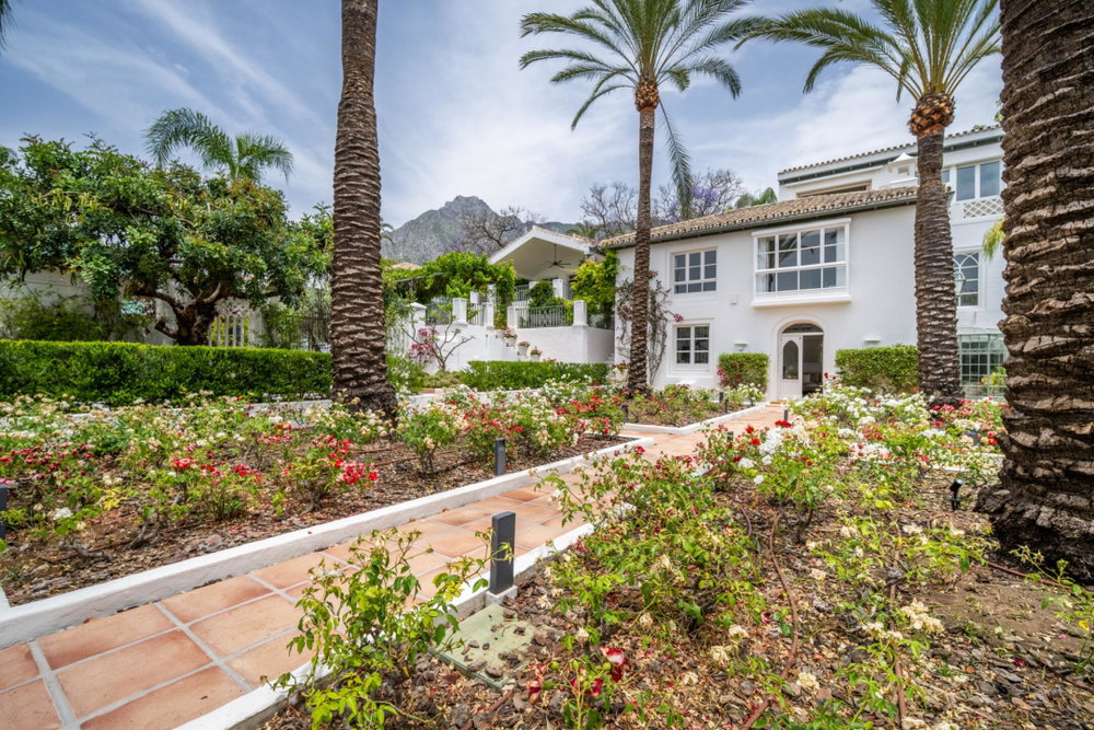 Sea-view villa for sale in Marbella Golden Mile, Marbella | Mozart 37 603986067