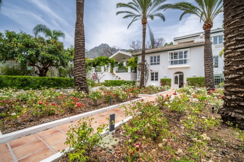 Sea-view villa for sale in Marbella Golden Mile, Marbella | Mozart 37 603986067