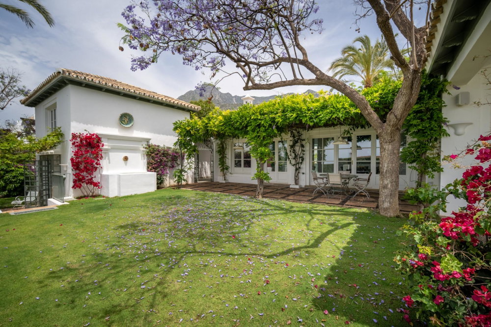 Sea-view villa for sale in Marbella Golden Mile, Marbella | Mozart 37 603986067