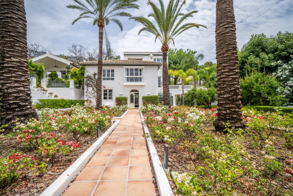 Sea-view villa for sale in Marbella Golden Mile, Marbella | Mozart 37 603986067