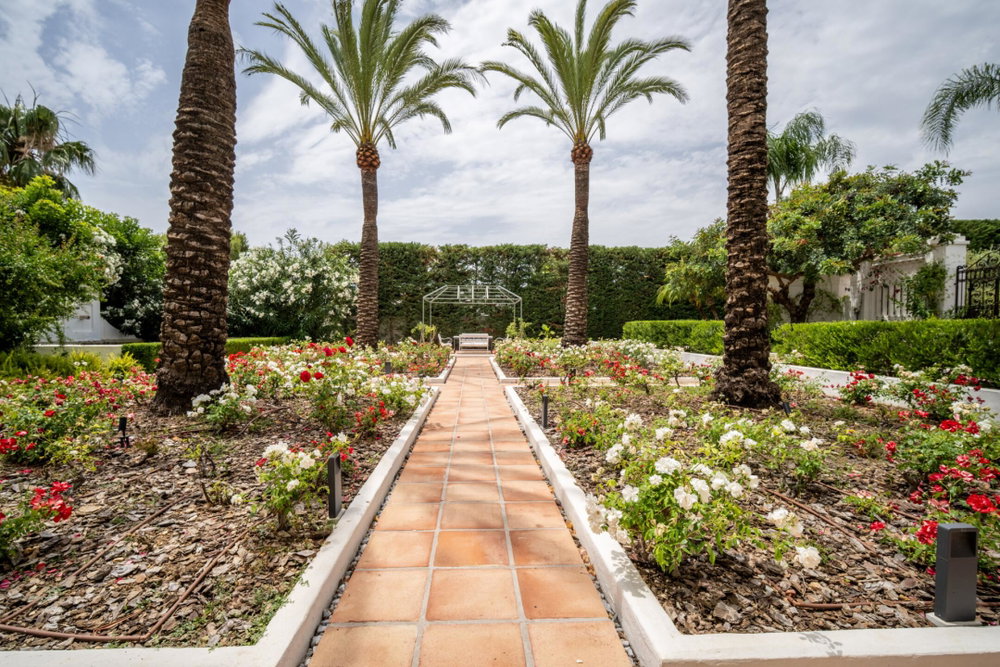 Sea-view villa for sale in Marbella Golden Mile, Marbella | Mozart 37 603986067