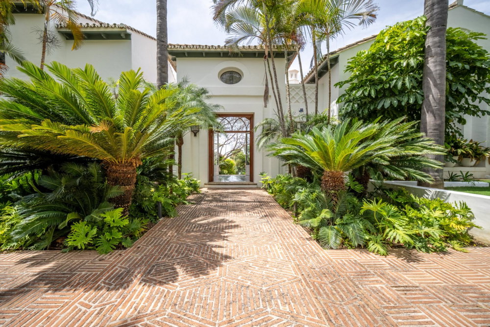 Sea-view villa for sale in Marbella Golden Mile, Marbella | Mozart 37 603986067
