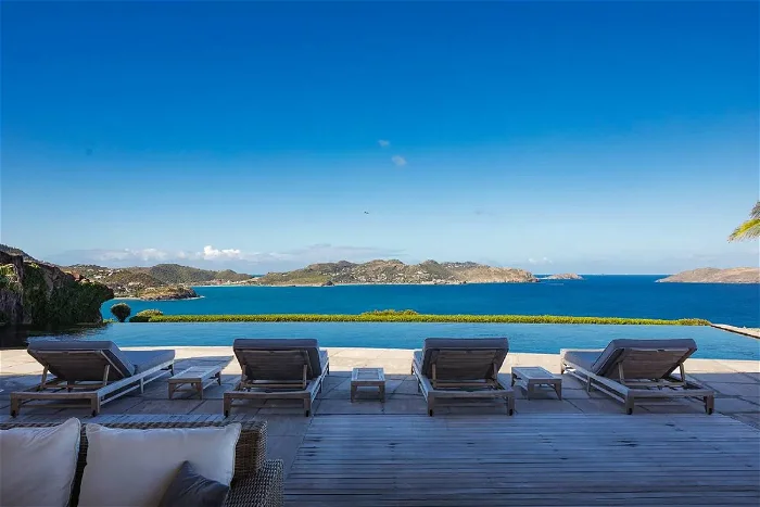 Luxury residence in Pointe Milou, Saint-Barth with infinity pool. 635476083