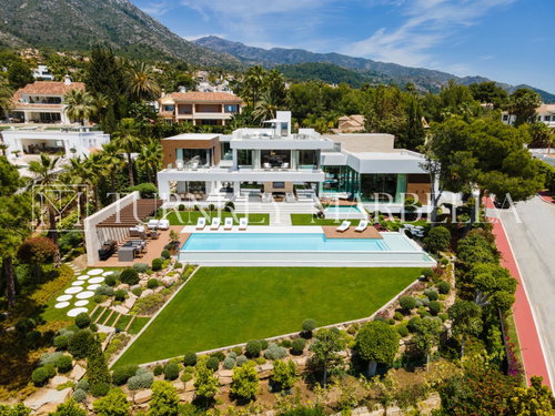 Sea-view villa for sale in Marbella Golden Mile, Marbella | Rossini 13 713988921