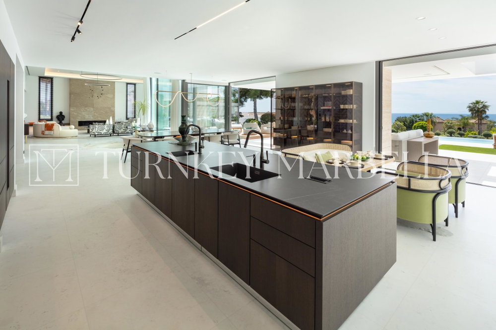 Sea-view villa for sale in Marbella Golden Mile, Marbella | Rossini 13 713988921