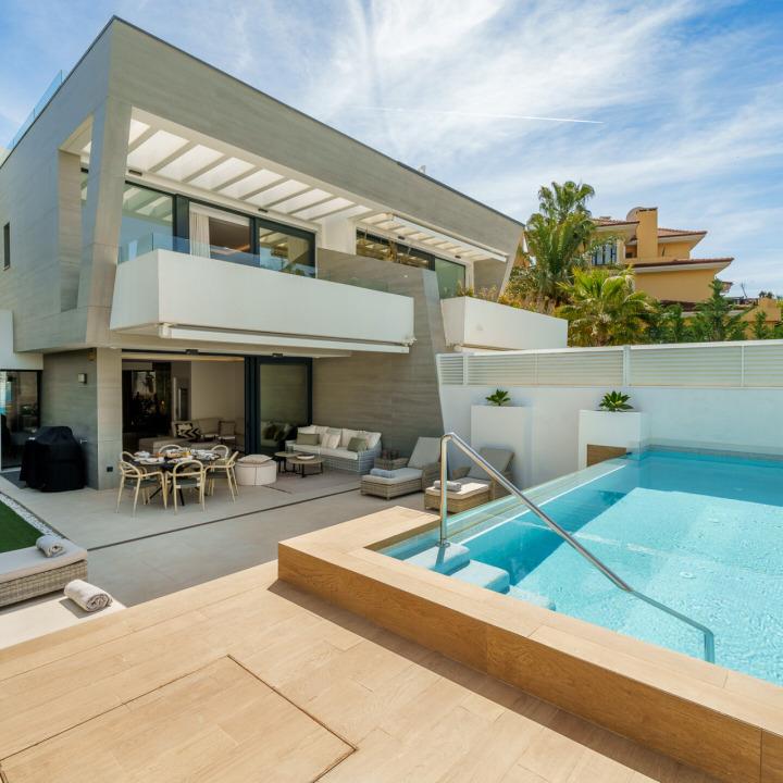 Azure : Modern villa near Puerto Banús with rooftop solarium and private pool 747985637