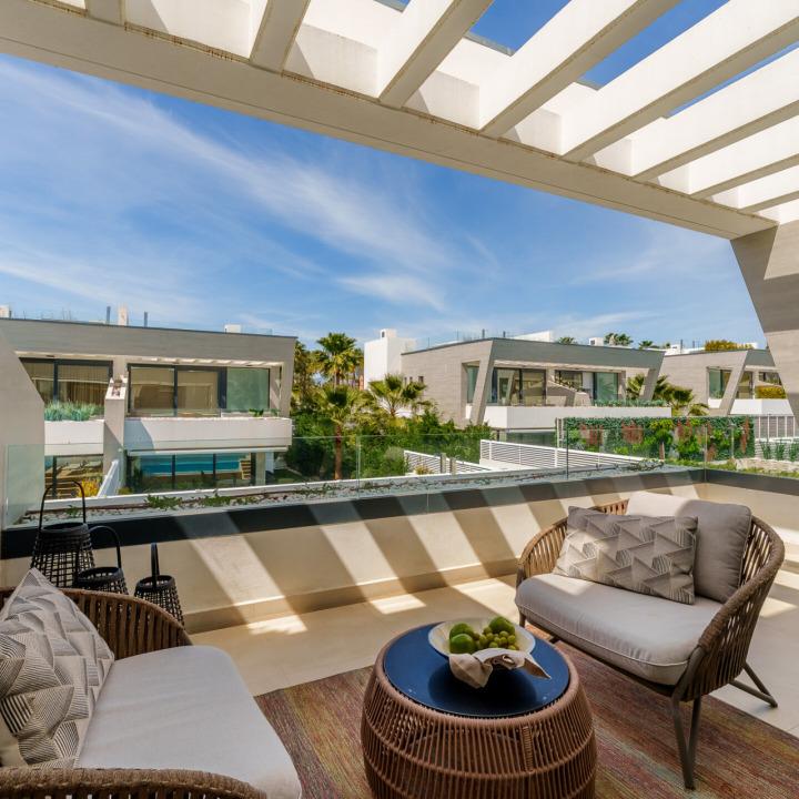 Azure : Modern villa near Puerto Banús with rooftop solarium and private pool 747985637