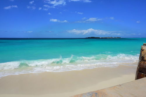 Seaside Elegance: Luxurious Oceanfront Condo at Cable Beach, Bahamas 755166137