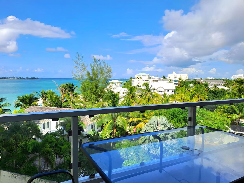 Seaside Elegance: Luxurious Oceanfront Condo at Cable Beach, Bahamas 755166137