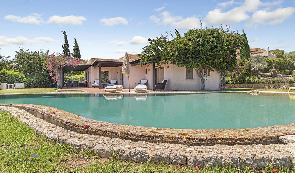 Mediterranean-style villa by the sea in Costa 760664812