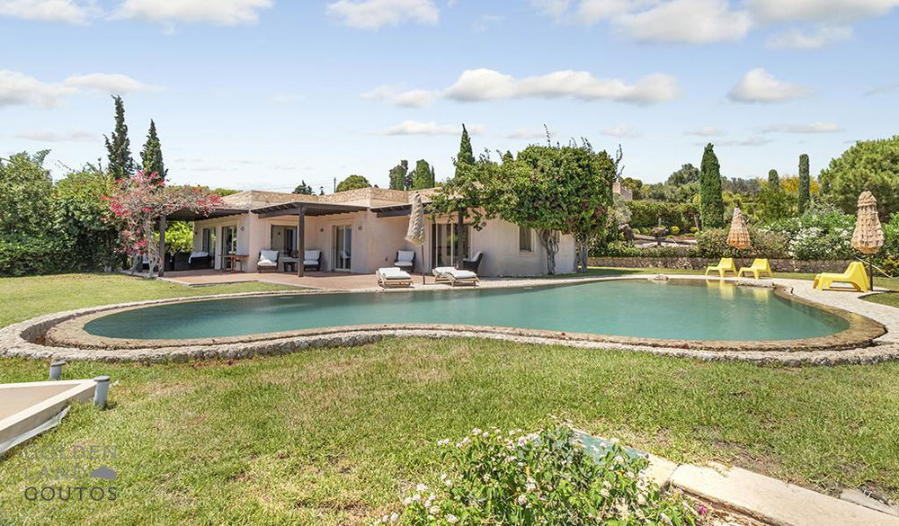 Mediterranean-style villa by the sea in Costa 760664812