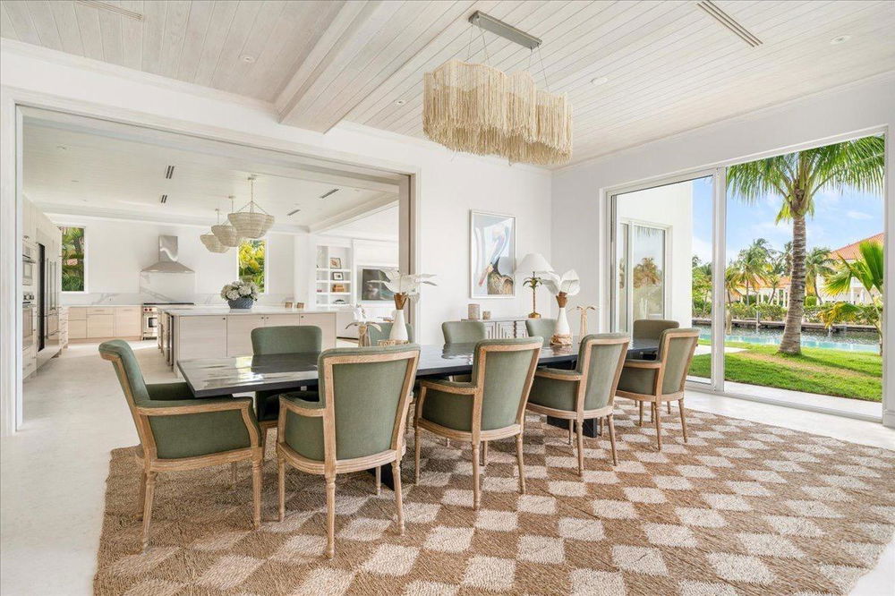 Invest in a luxury waterfront home 911842925