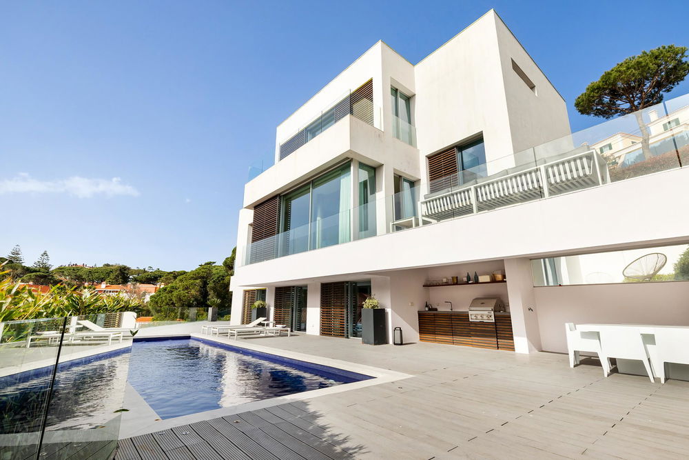 Exclusive 5-Bedroom Villa with Pool and Surrounding Garden in Estoril 2246163063