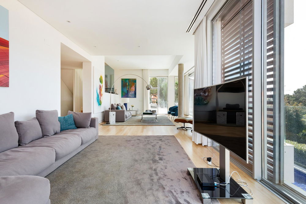 Exclusive 5-Bedroom Villa with Pool and Surrounding Garden in Estoril 2246163063