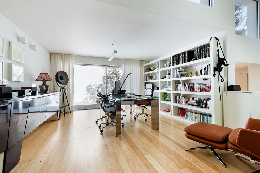 Exclusive 5-Bedroom Villa with Pool and Surrounding Garden in Estoril 2246163063