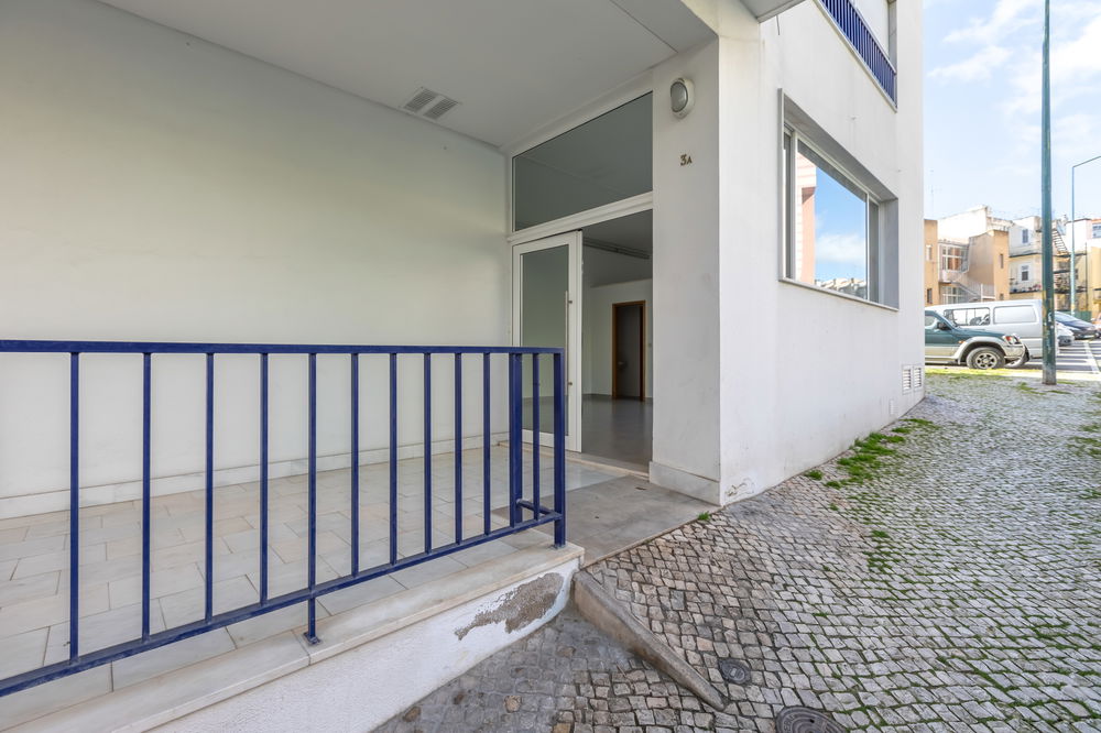 Store inserted in private condominium, with parking, in São Vicente, Lisbon 187987567