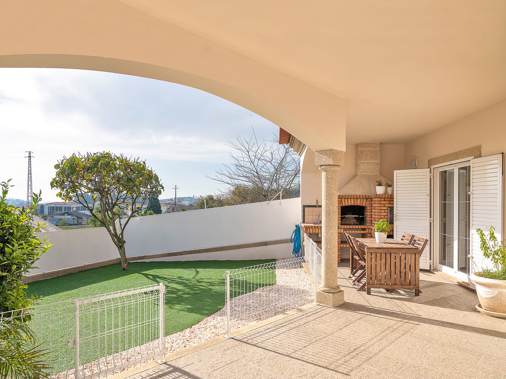 4-bedroom villa with garden and garage, in the centre of Paços de Ferreira 1237904198