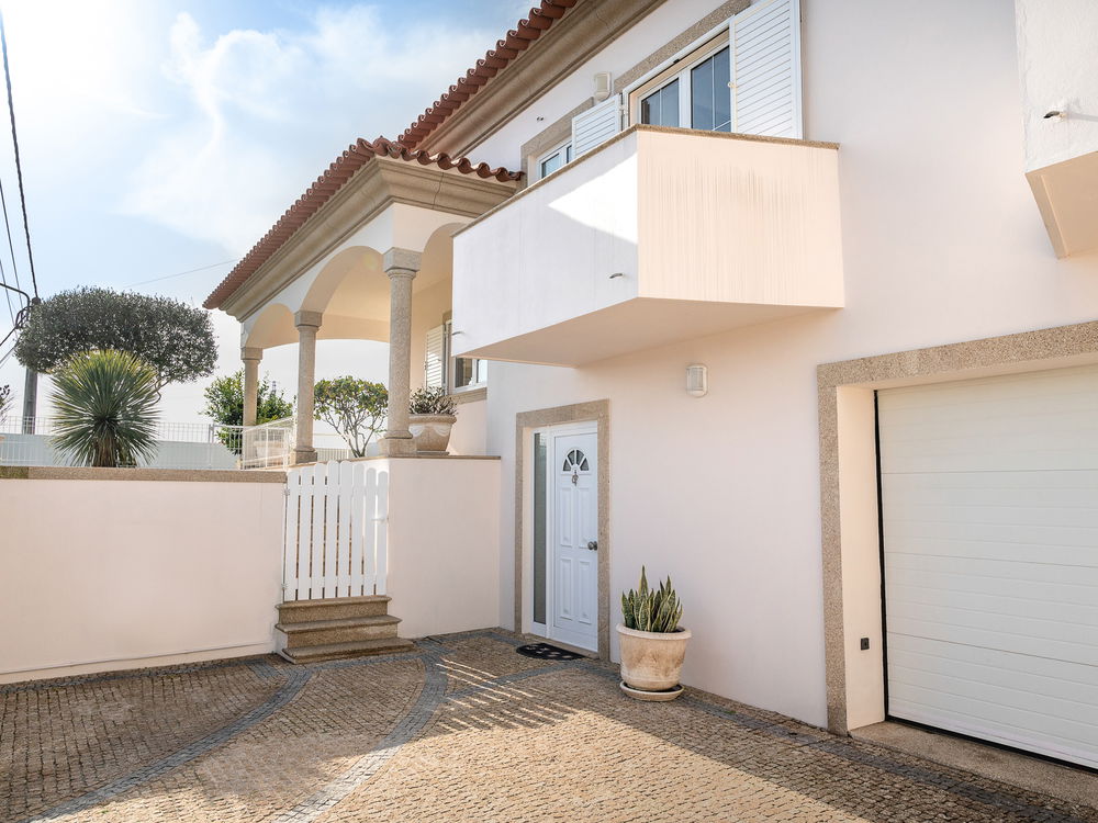 4-bedroom villa with garden and garage, in the centre of Paços de Ferreira 1237904198