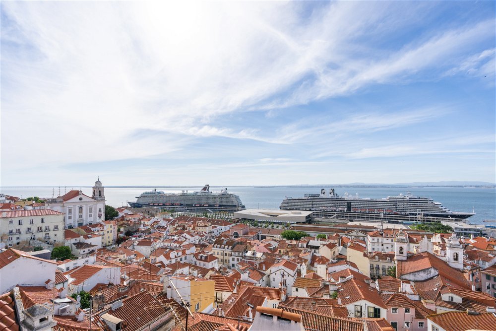 Building with river view, in Alfama, Lisbon 2904242012
