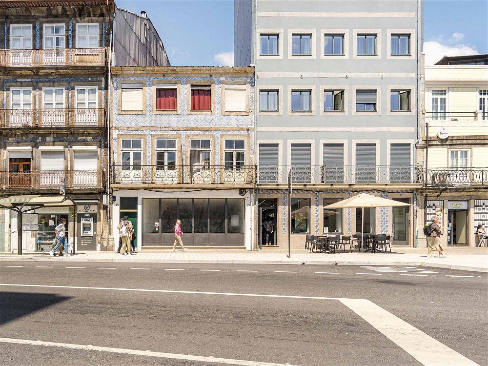 Building for rehabilitation works in Batalha Square, Porto 4137158843