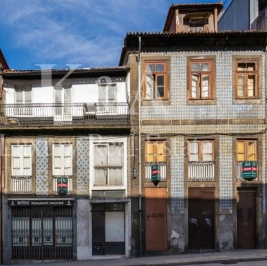 Building, next to Palácio de Cristal, in Porto 1100529621