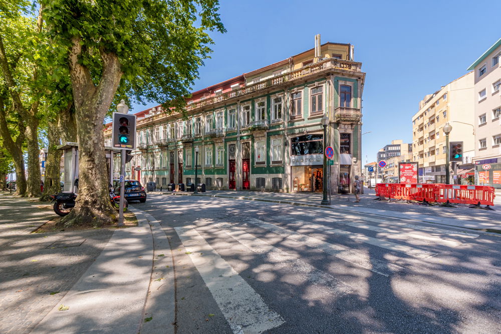 4-storey building in Marquês de Pombal Square, Porto. 812017675