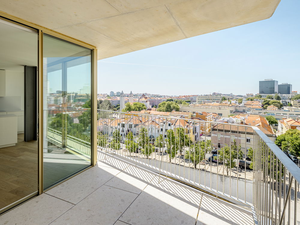 3-bedroom apartment, parking and balconies, in Lisbon 2051053662