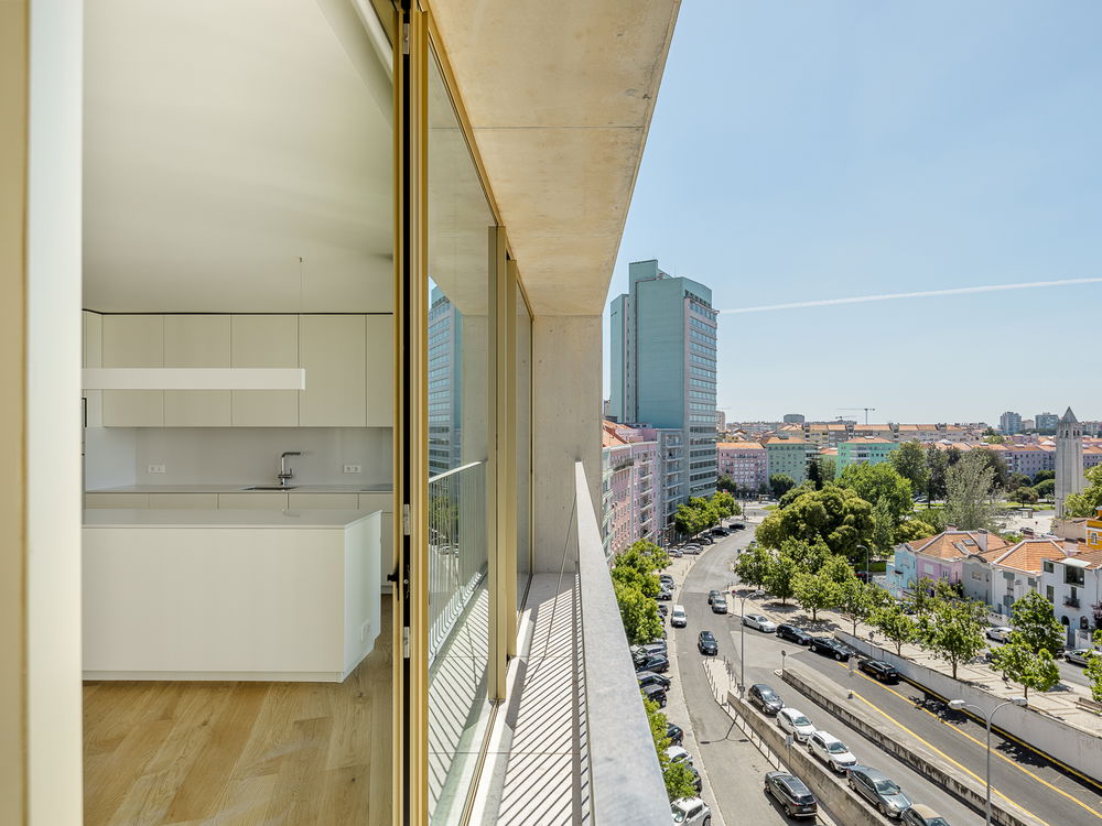 3-bedroom apartment, parking and balconies, in Lisbon 2051053662