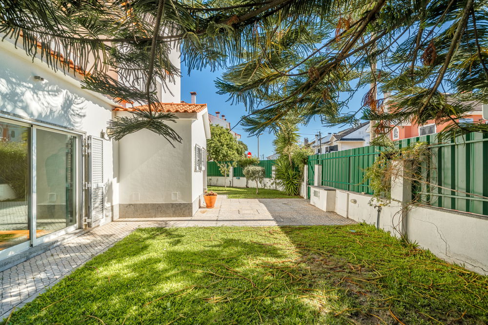 5 bedroom villa with garden and garage in Carcavelos, Cascais 2019750880