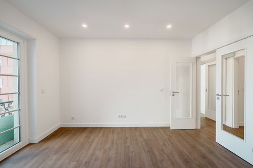 Renovated 3 bedroom apartment in Estefânia, Lisbon 125747945