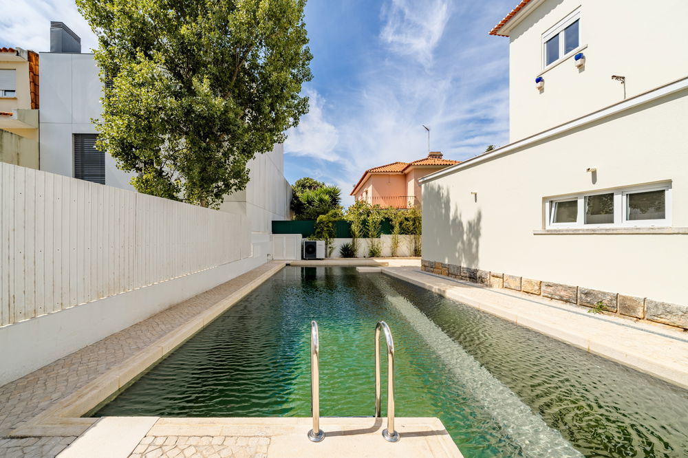 4+2 bedroom villa with pool in the centre of Parede, Cascais 2424464660