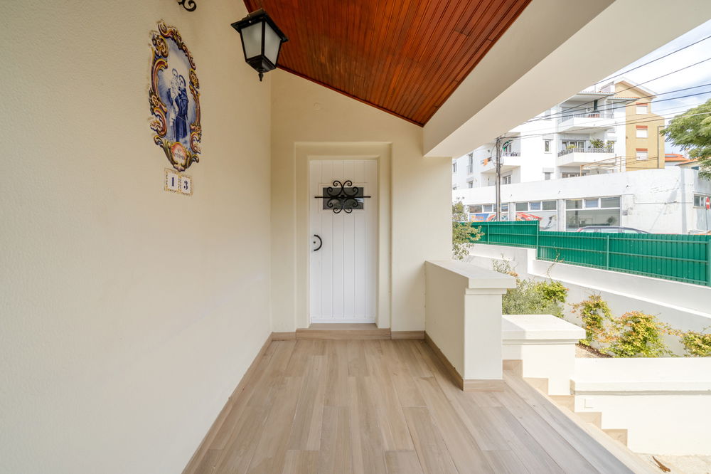 4+2 bedroom villa with pool in the centre of Parede, Cascais 2424464660