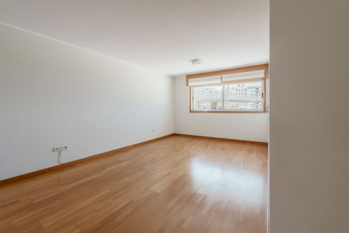 2 bedroom apartment with garage, Rua Faria Guimarães, Porto 2200407511