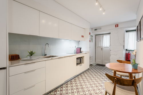 Rehabilitated studio apartment in the historic centre of Porto 284757658