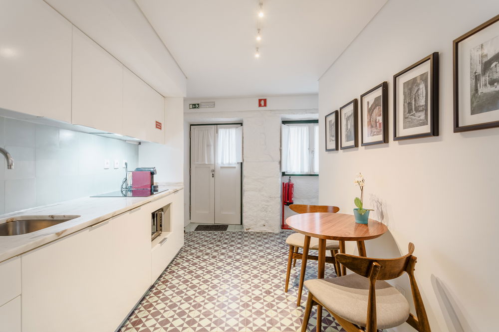 Rehabilitated studio apartment in the historic centre of Porto 284757658