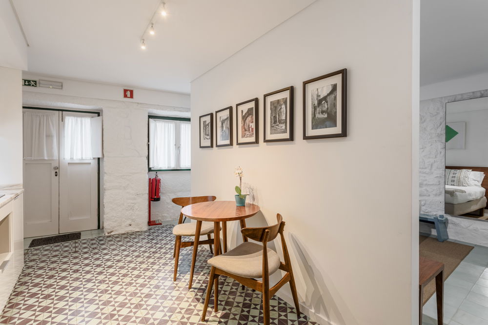 Rehabilitated studio apartment in the historic centre of Porto 284757658