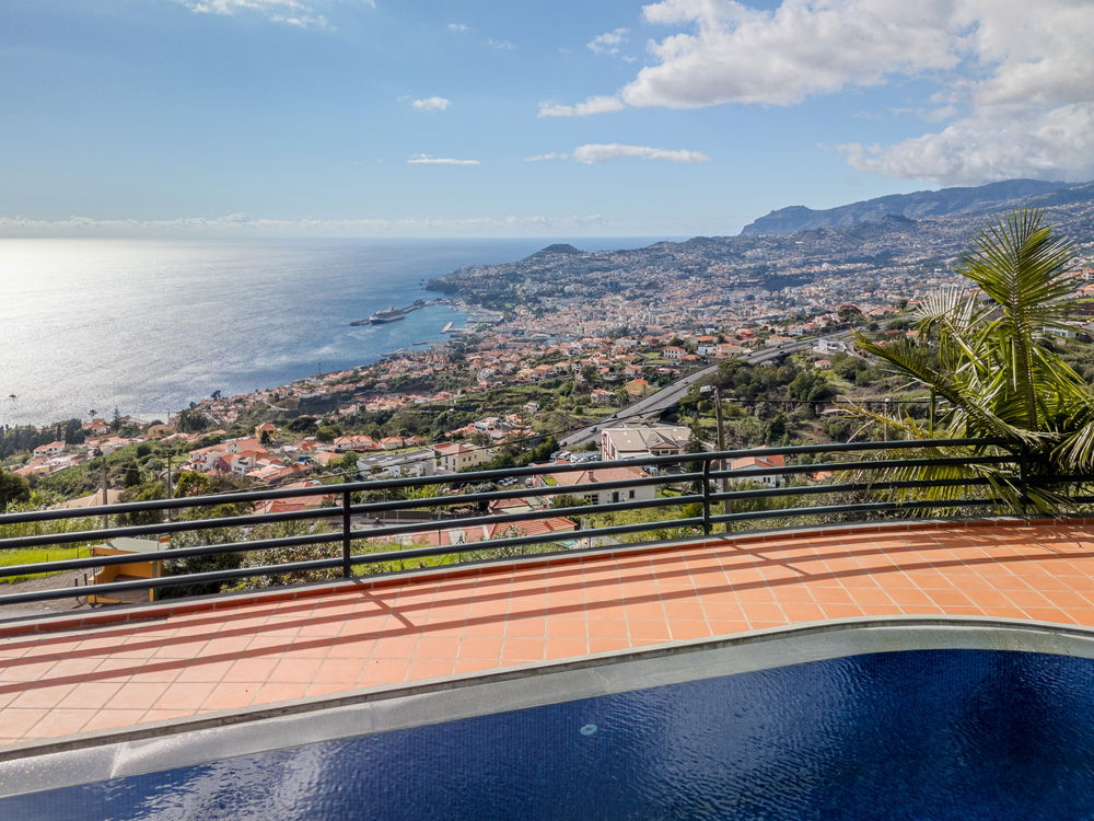 4 bedroom villa with sea view and pool in Funchal, Madeira 2899655380