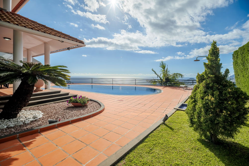 4 bedroom villa with sea view and pool in Funchal, Madeira 2899655380